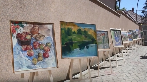Erfán Ferenc festményeiből nyílt szabadtéri kiállítás Ungváron